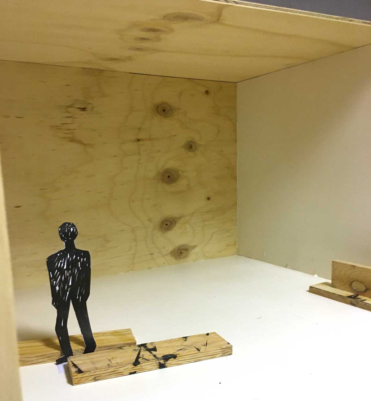 Plywood och figur.